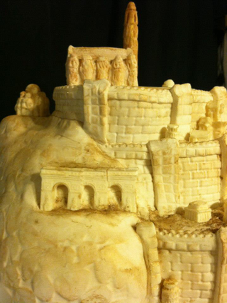 Illustration for article titled The sweetest model of Minas Tirith is made of cake and icing